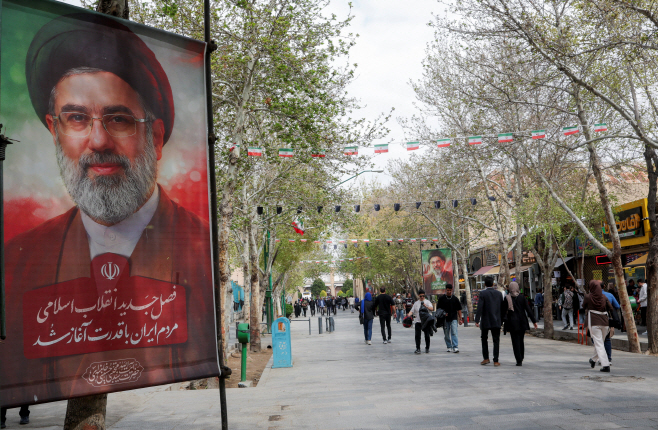 IRAN-CRISIS/UNESCO-DAMAGE-ARTISANS