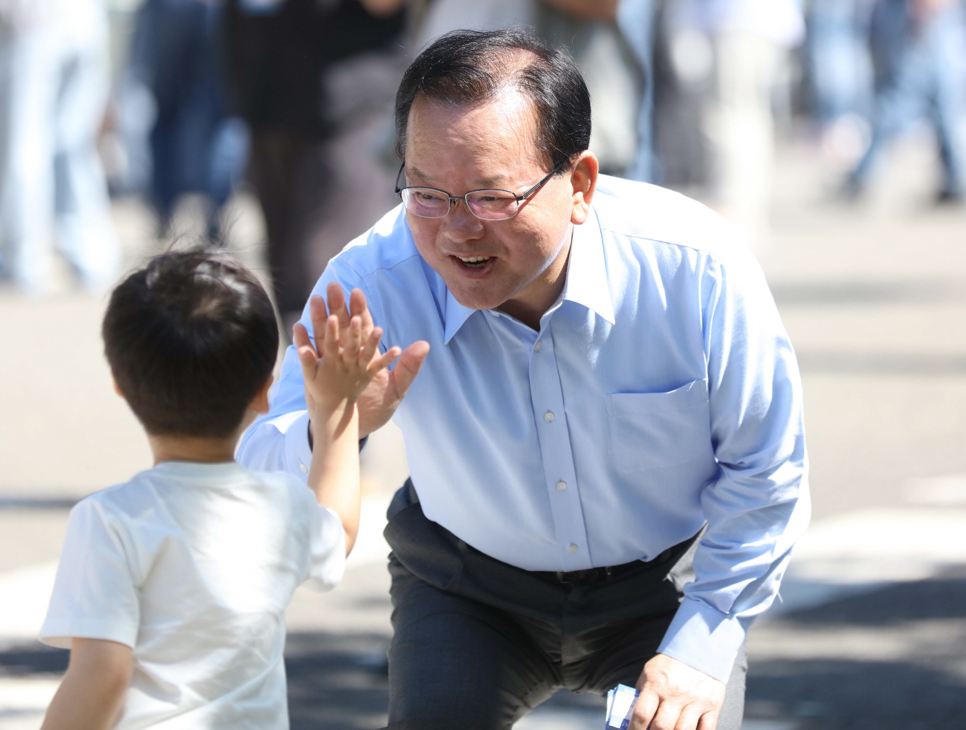 어린이와 하이 파이브 하는 김부겸