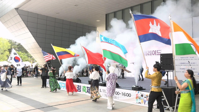 다문화팀-지난해 5월 성남시청 광장서 열린 지구촌 어울림 축제 때 국기 퍼레이드
