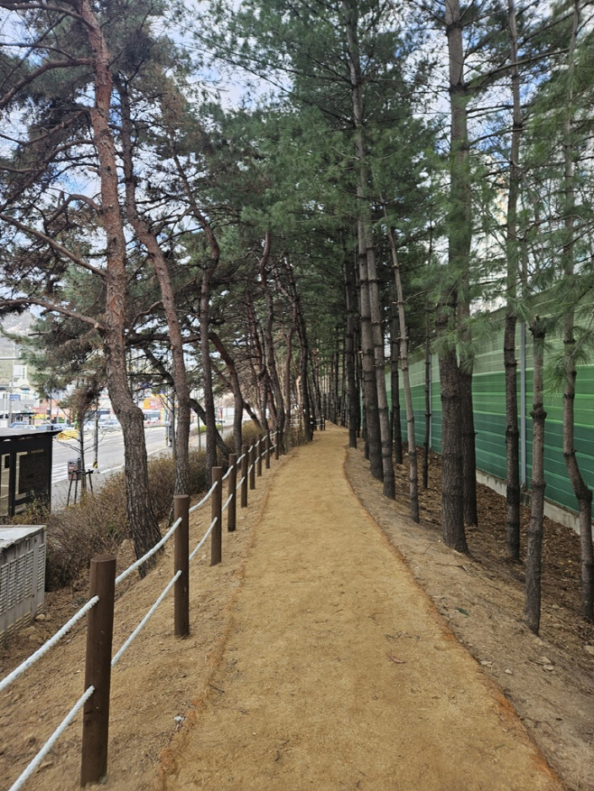 1.도시디자인과(의정부시, ‘일상의 틈새’ 맨발.오솔길 확대…생활권 보행환경 조성 박차)6-녹지대오솔길