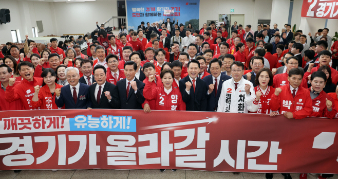지방선거 파이팅 외치는 참석자들<YONHAP NO-3528>