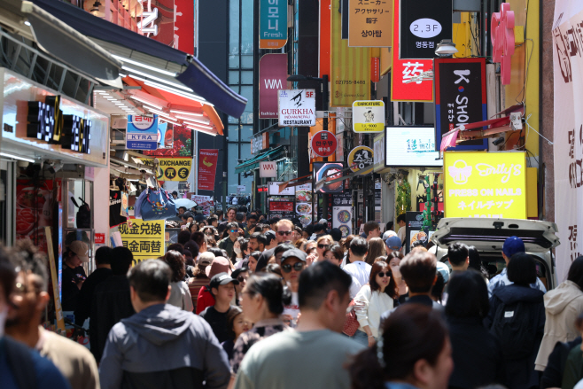 황금연휴 특수, 방한객 몰린다…관련 업계 들썩