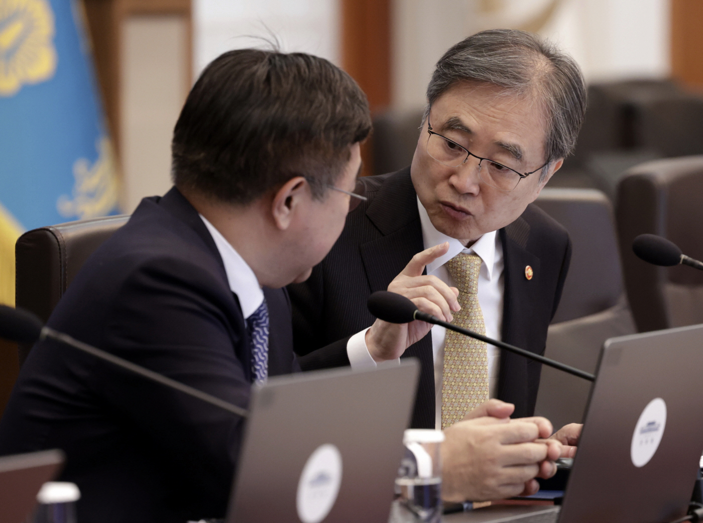 조현 외교부 장관과 윤호중 행안부 장관