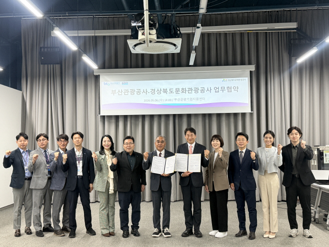 1-2. 양기관 직원들이 함께 기념촬영을 하고 있다.