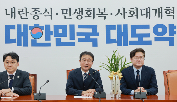 홍익표 정무수석 만나 인사말하는 민주당 한병도...<YONHAP NO-4231>