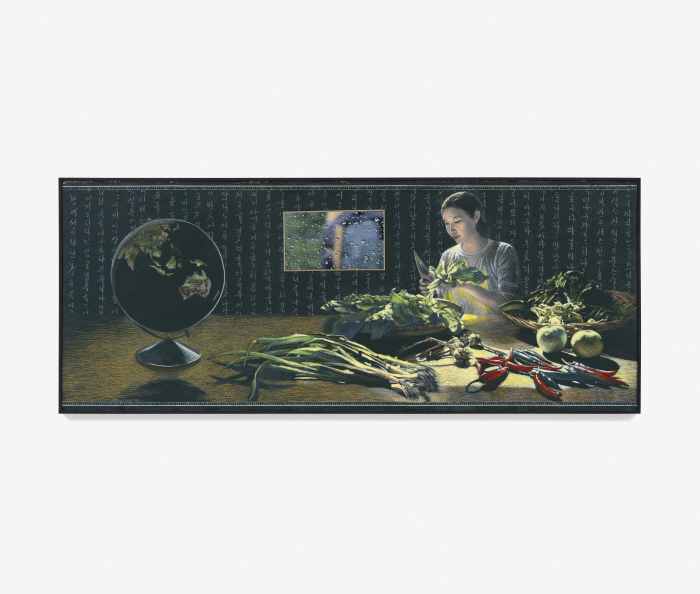 1. [갤러리현대] 김명희, 김치 담그는 날 2025, 2025, 칠판에 오일 파스텔, LCD 모니터, 119 × 297.5 cm