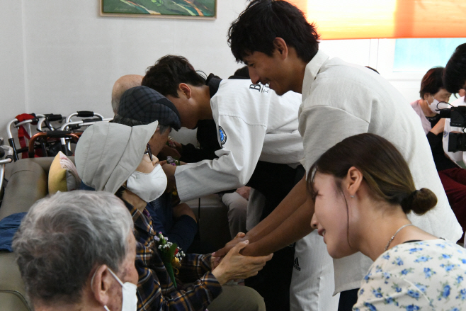 260507_보도자료(백석대학교, 어버이날 맞아 지역 어르신과 따뜻한 동행… 전공 연계 봉사로 ‘건강·힐링’ 선물) (6) (2)
