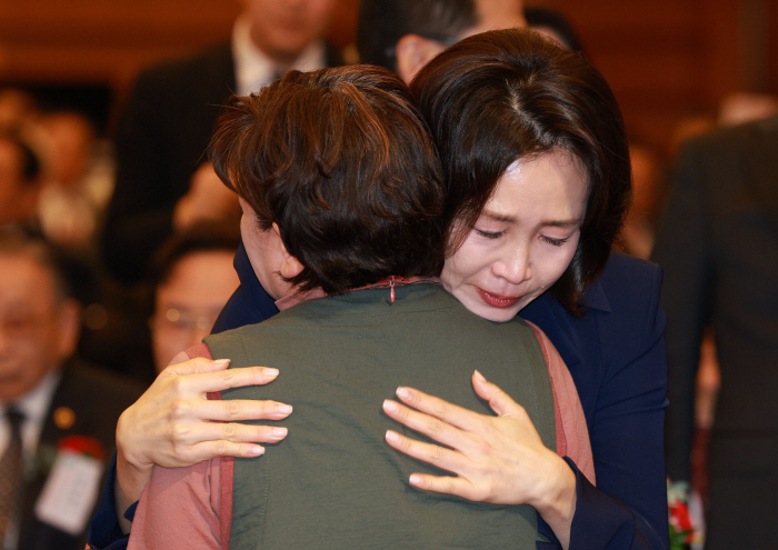 위로하는 김혜경 여사