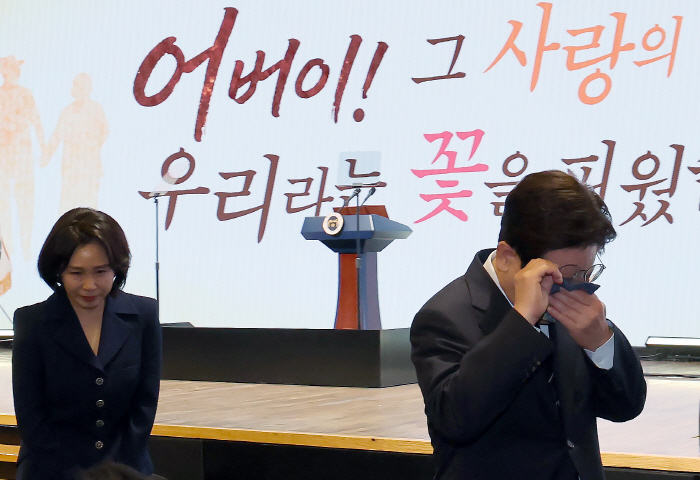 눈물 닦는 이재명 대통령