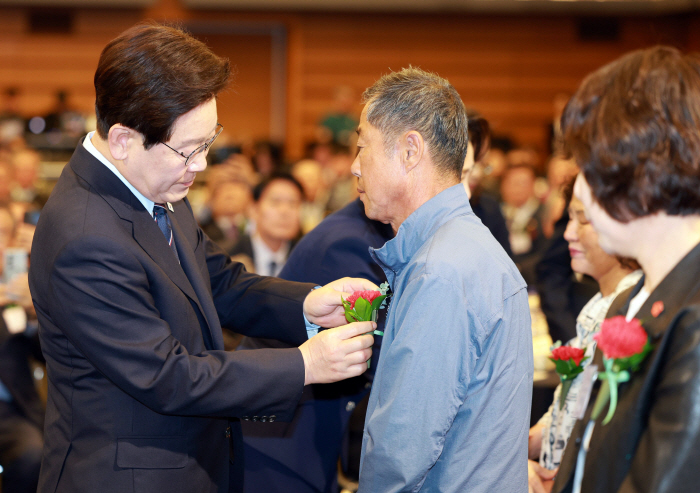 카네이션 달아드리는 이재명 대통령