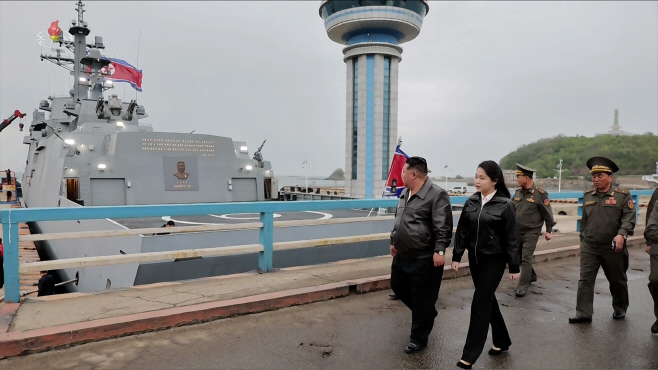 김정은, 딸 주애와 구축함 최현호 기동능력종합...<YONHAP NO-6116>