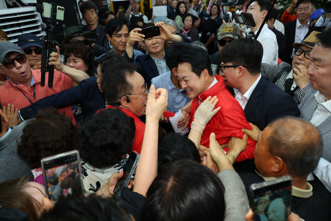 선거사무소 개소식 입장하는 장동혁 대표<YONHAP NO-4529>