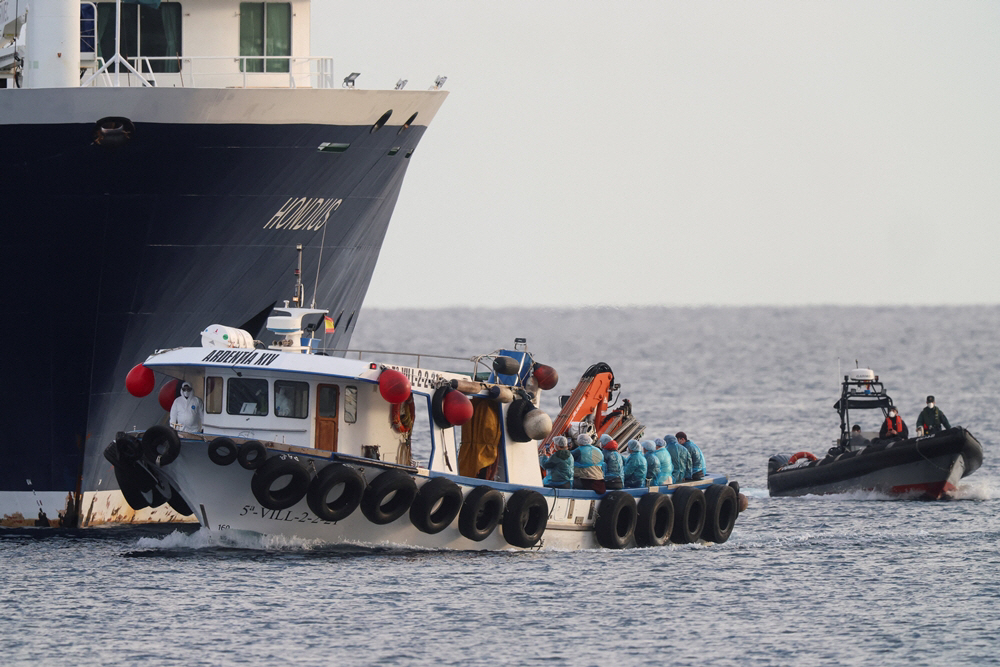 CRUISESHIP-HANTAVIRUS/TENERIFE <YONHAP NO-0914> (REUTERS)