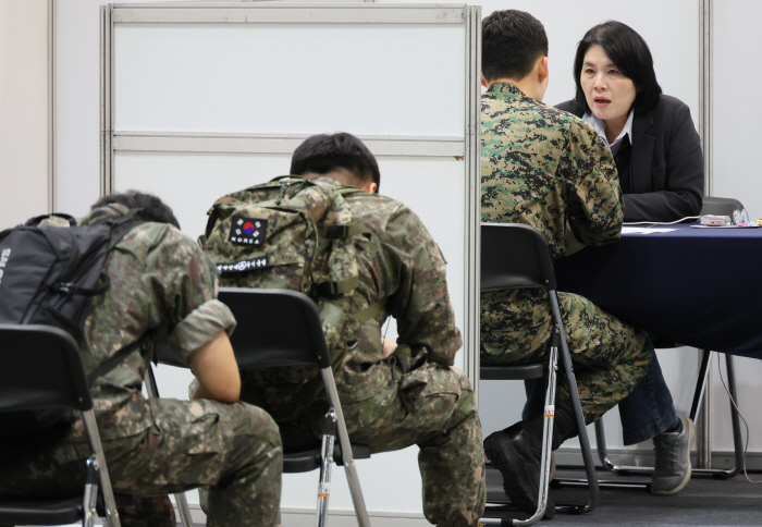 취업 상담하는 장병들<YONHAP NO-4223>