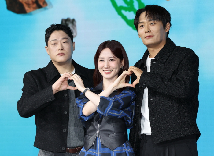 포즈 취하는 최대훈-박은빈-임성재