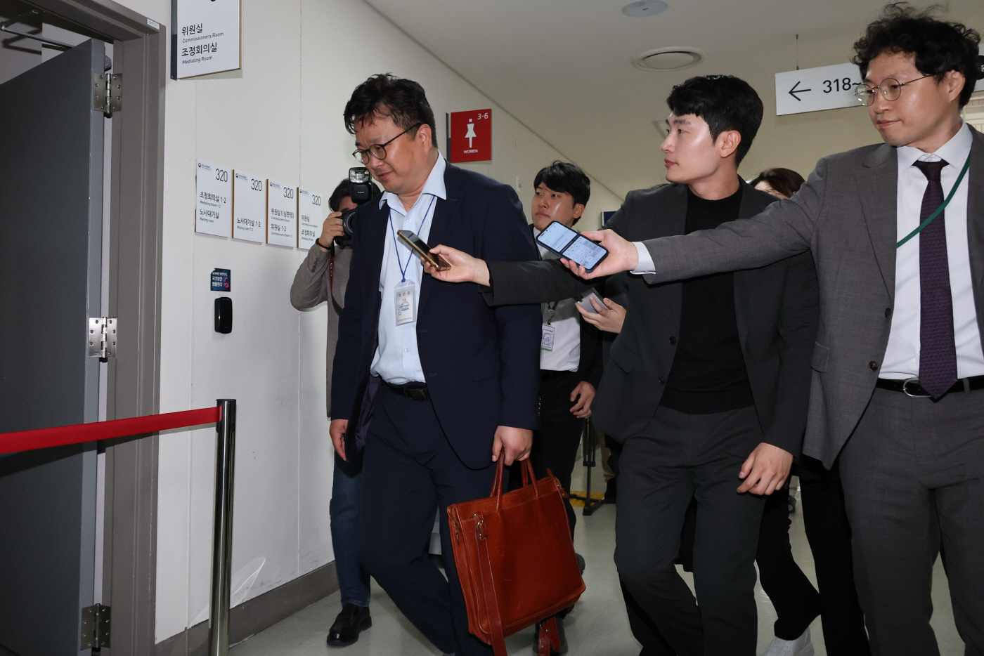 2차 사후조정회의 참석하는 삼성전자 사측 대표<YONHAP NO-3121>