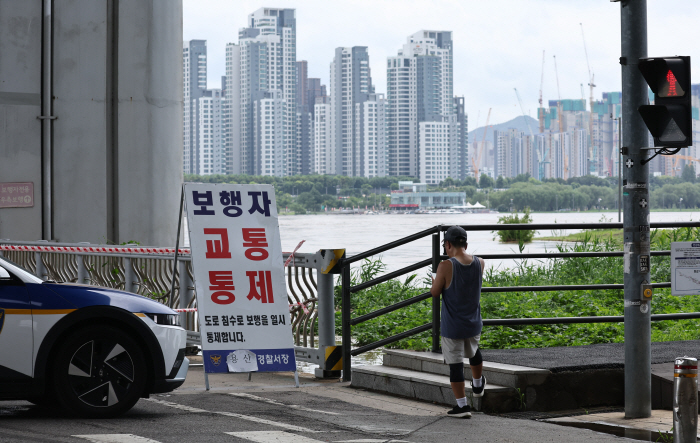 잠수교 통제 중<YONHAP NO-2843>