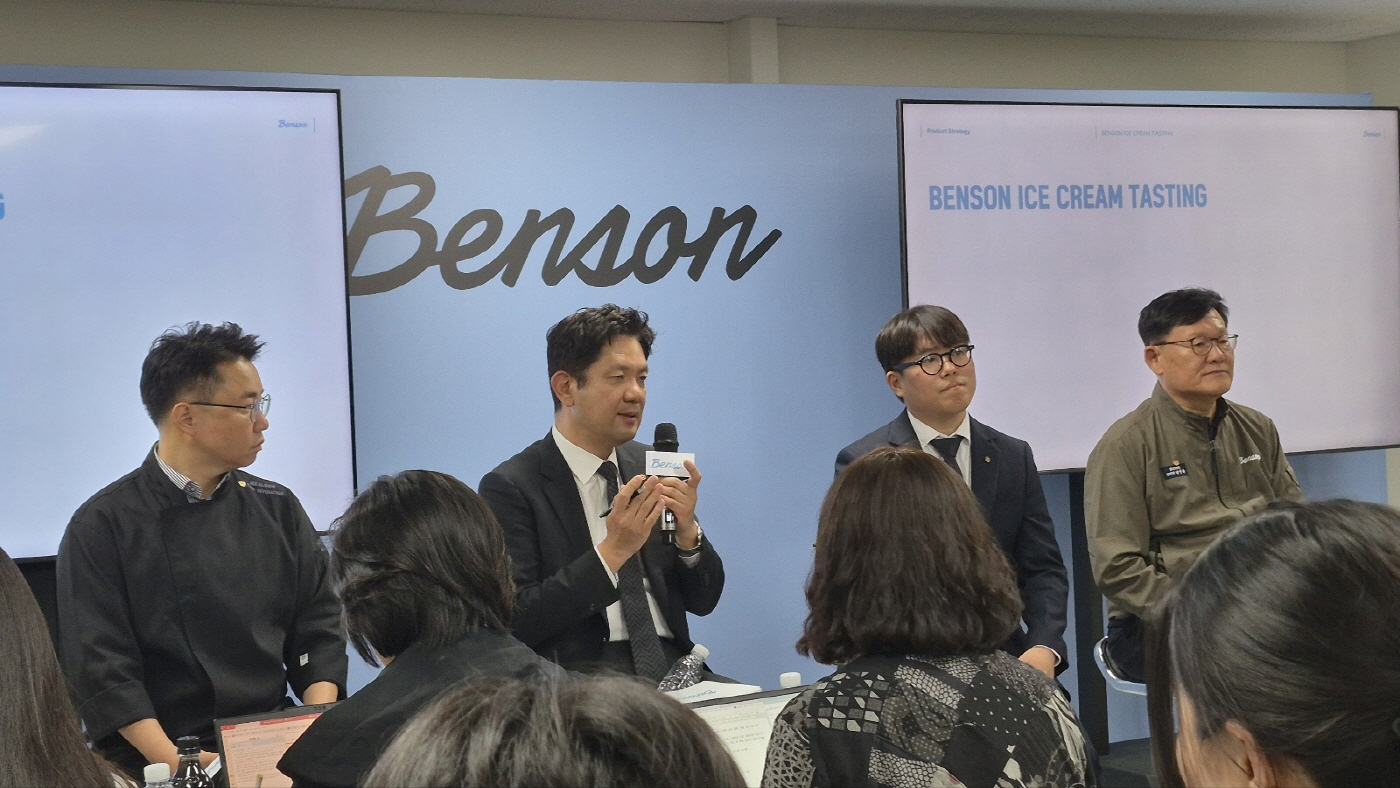 윤진호 베러스쿱크리머리 대표(왼쪽에서 두번째)가 12일 경기 포천 벤슨 생산센터에서 열린 론칭 1주년 기자간담회에서 기자들의 질문에 답하고 있다. / 차세영 기자