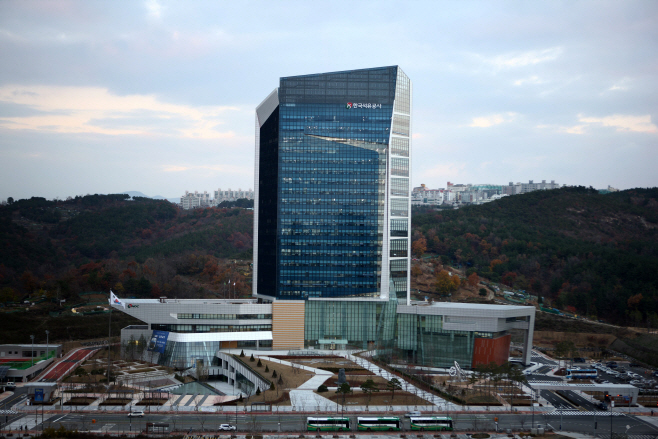 1. 울산 중구에 위치한 한국석유공사 사옥 모습