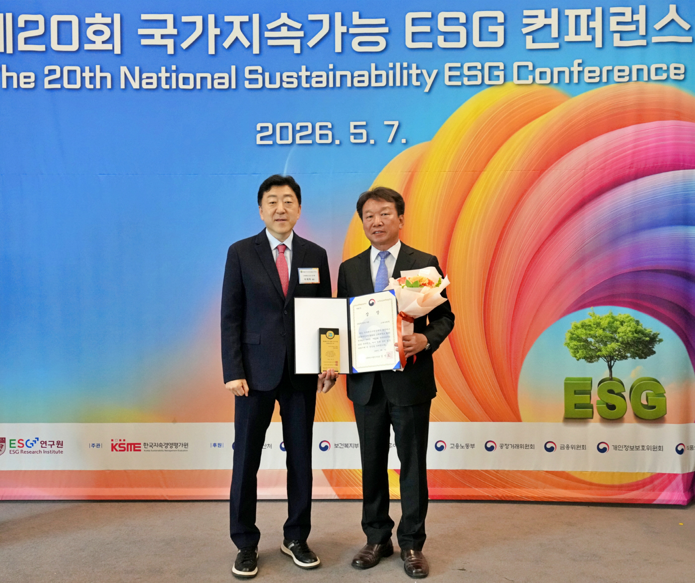 [사진] 정무경 고려아연 지속가능경영부문 사장(오른쪽)과 이재혁 고려대 ESG연구원장(왼쪽)이 기념촬영 하는 모습(사진=고려아연)