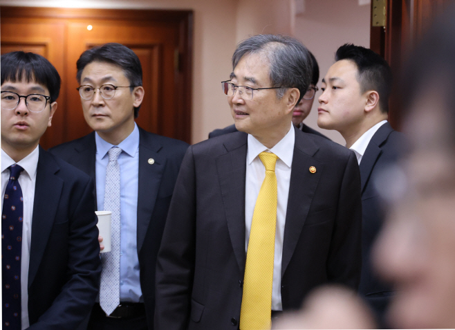 비상경제본부회의 참석한 조현 외교부 장관<YONHAP NO-4743>