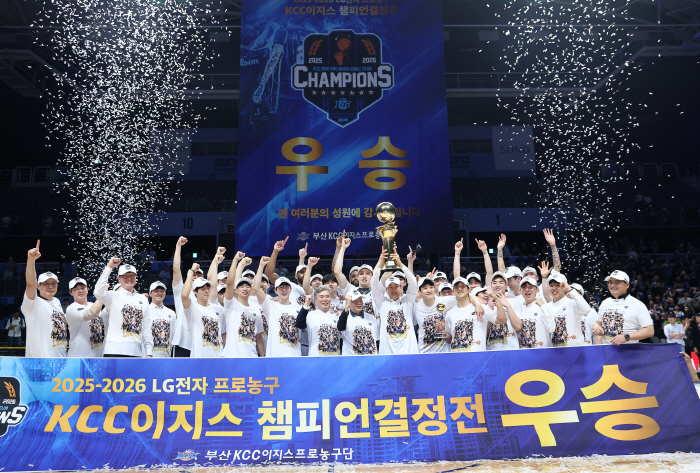 챔피언 자리에 오른 부산 KCC<YONHAP NO-8166>