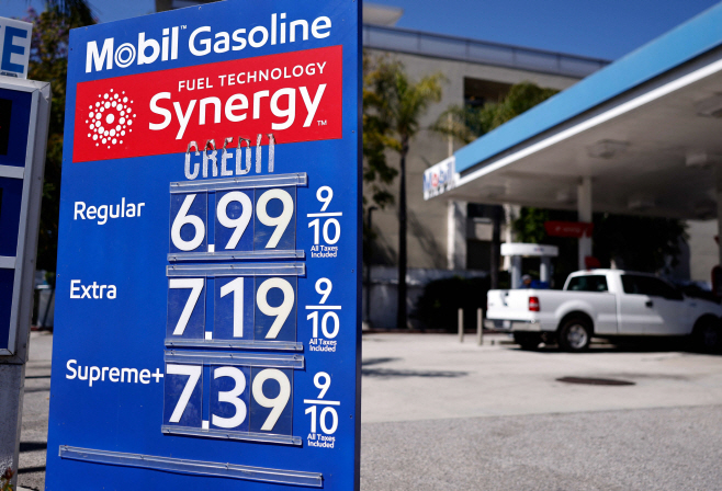 US-TRUMP-ADMINISTRATION-TO-PAUSE-GAS-TAX-AS-PRICES-SOAR-AMID-IRA