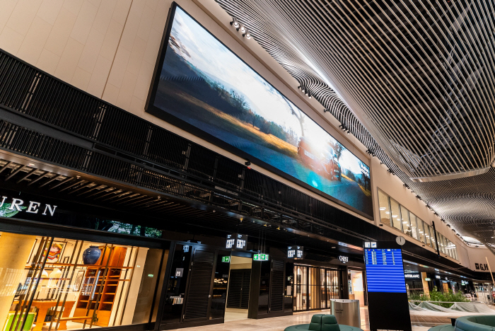 [사진2] LG전자 LED 사이니지가 프랑크푸르트 공항 3터미널에 설치된 모습