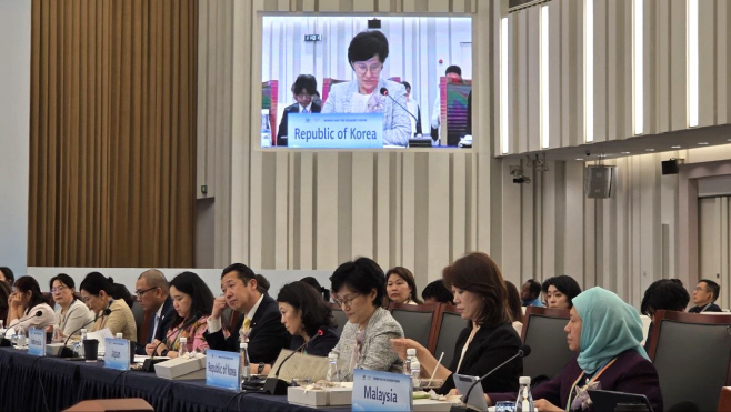원민경 성평등가족부 장관이 15일 낮 중국 상하이에서 열린 '2026년 APEC 여성경제회의(WEF)' 고위급 정책대화에 참석해 아시아 태평양 공동 번영을 위한 여성의 경제적 역량강화에 대해 발언하고 있다.03