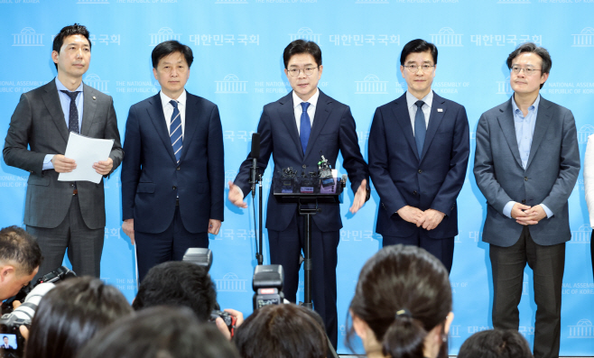 기자들 질문에 답하는 정원오 후보<YONHAP NO-4178>