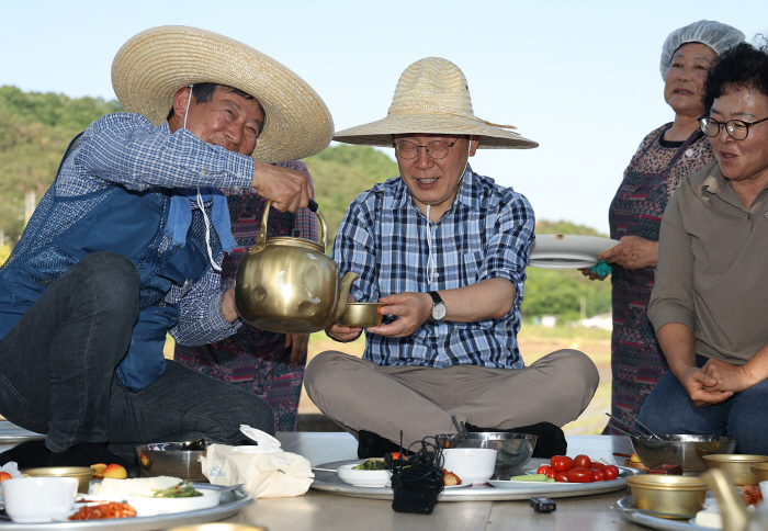 이재명 대통령, 모내기 새참