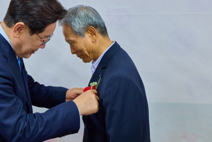 이재명 대통령, 초등학교 은사에게 카네이션