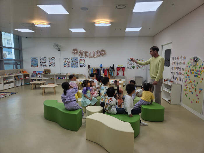 지난 5월 13일 구청 영어놀이터에서 원어민 강사가 아이들과 프리토킹 수업을 진행하고 있다.