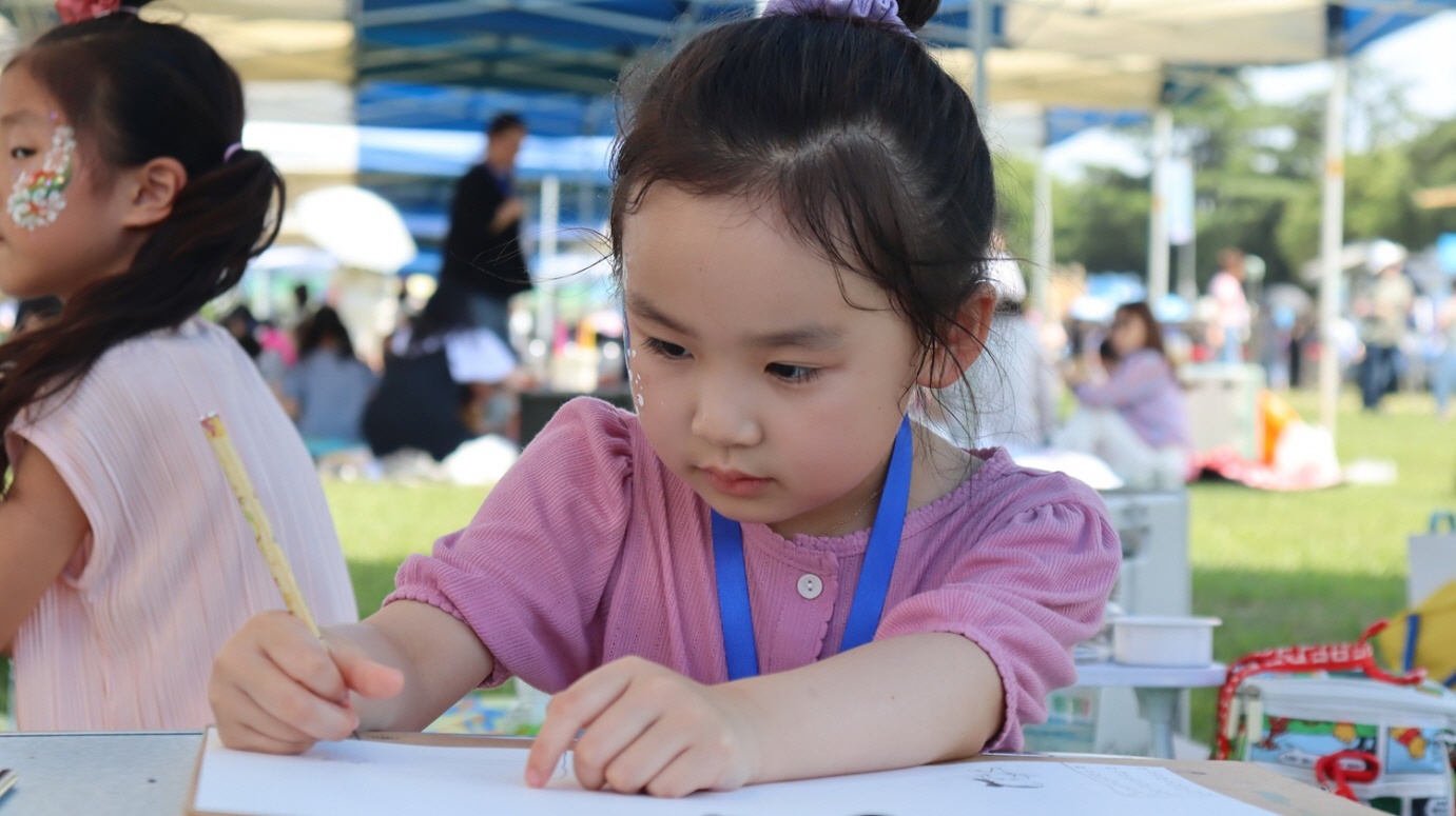 제28회 자연사랑 파란마음 그림축제 참가자들이 그림을 그리고 있다.