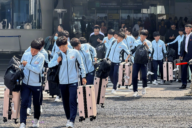 베이징 서우두 공항 도착한 북한 내고향여자축구단<YONHAP NO-5024>