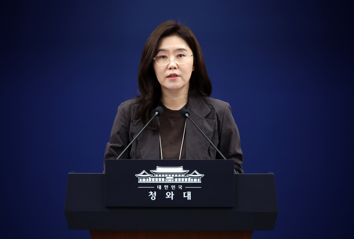 브리핑하는 강유정 수석대변인<YONHAP NO-4370>