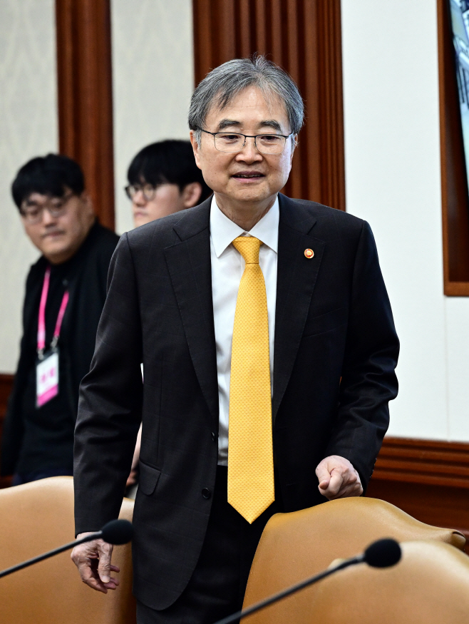 비상경제본부 회의에 참석하는 조현 외교부 장관