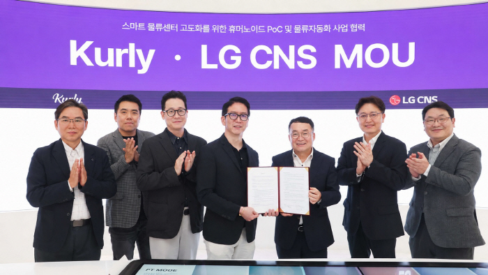 [사진] LG CNS 통신유통서비스사업부장 박상균 전무(오른쪽 두번째)와 스마트물류&시티사업부장 이준호 전무(오른쪽 세번째)가 컬리 COO 허태영 부사장 등 경영진과 기념촬영을 하고 있는 모습