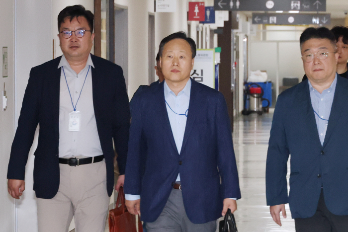 2차 사후조정 회의 참석하는 여명구 사측 대표교...<YONHAP NO-6393>