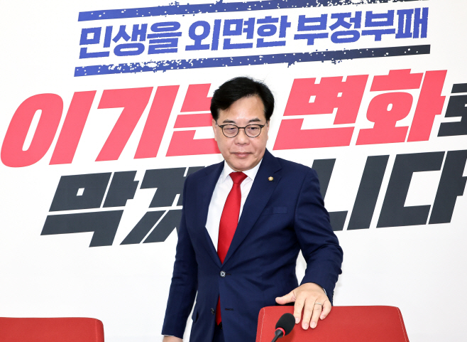 기자 간담회 입장하는 송언석 공동선대위원장<YONHAP NO-6356>