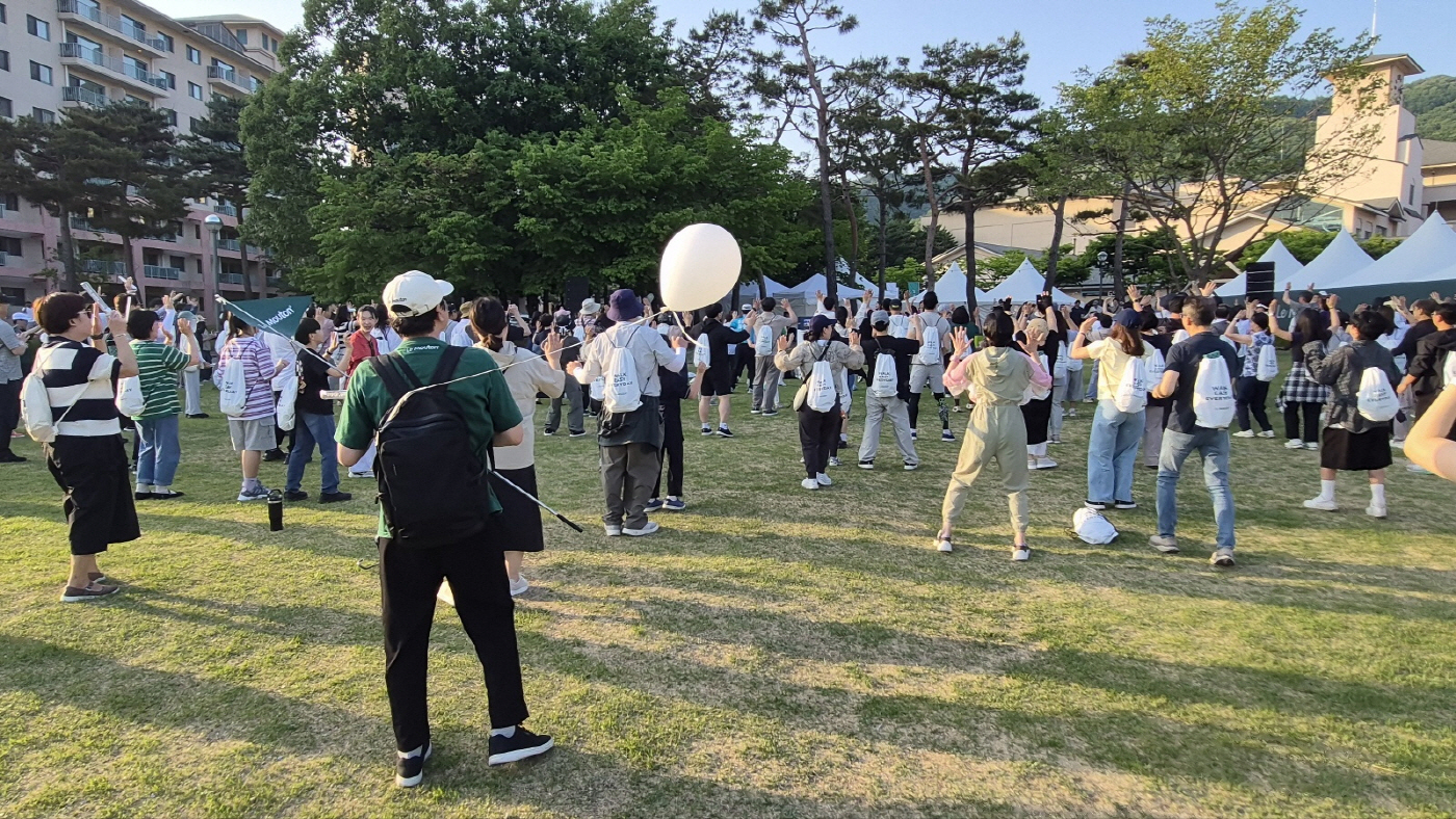 지난 16일 강원도 원주 오크밸리 리조트에서 열린 르무통 ‘르무통 산책회 in 오크밸리’에서 참가자들이 본격적인 산책에 앞서 준비운동을 하고 있다. / 차세영 기자