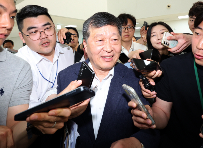 2차 사후조정 회의 참석하는 박수근 중노위원장