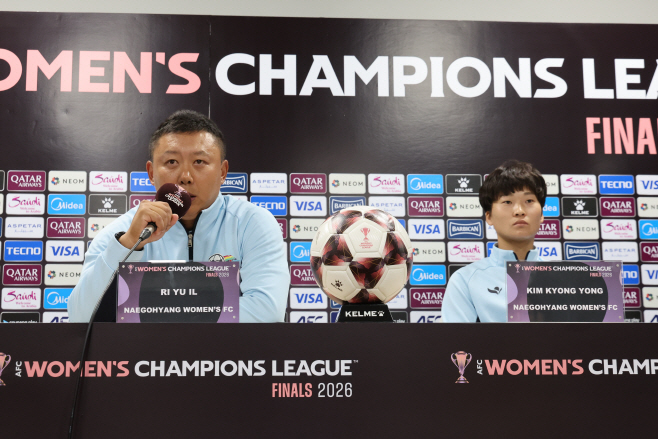 기자회견 하는 내고향여자축구단<YONHAP NO-3874>