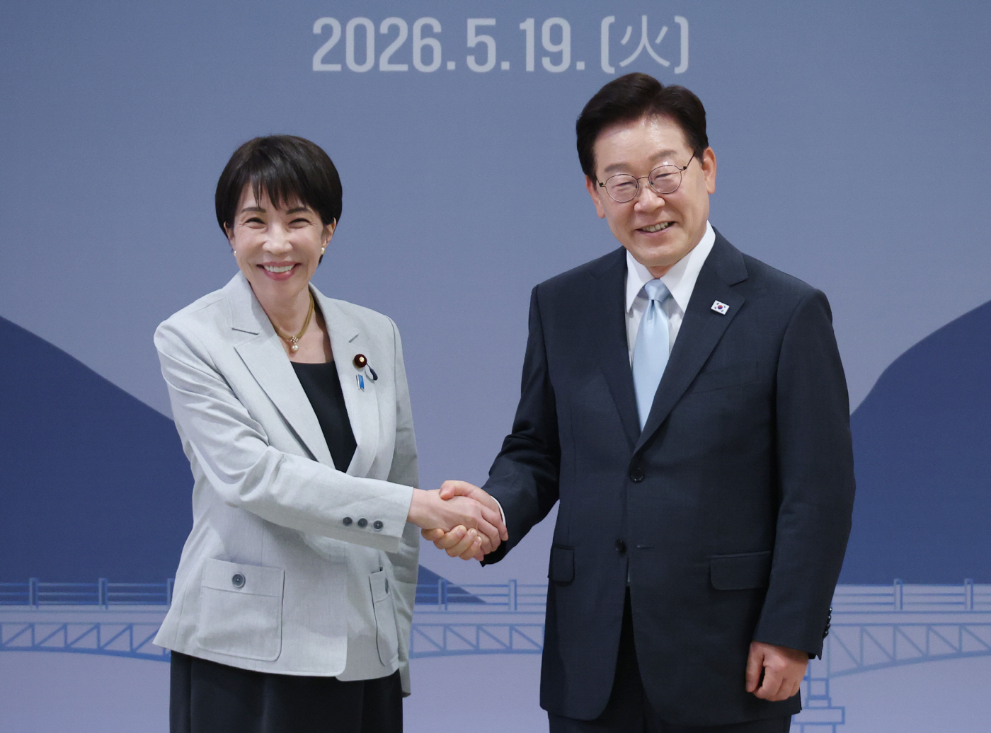 악수하는 한-일 정상<YONHAP NO-4707>