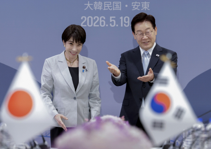자리 안내하는 이재명 대통령