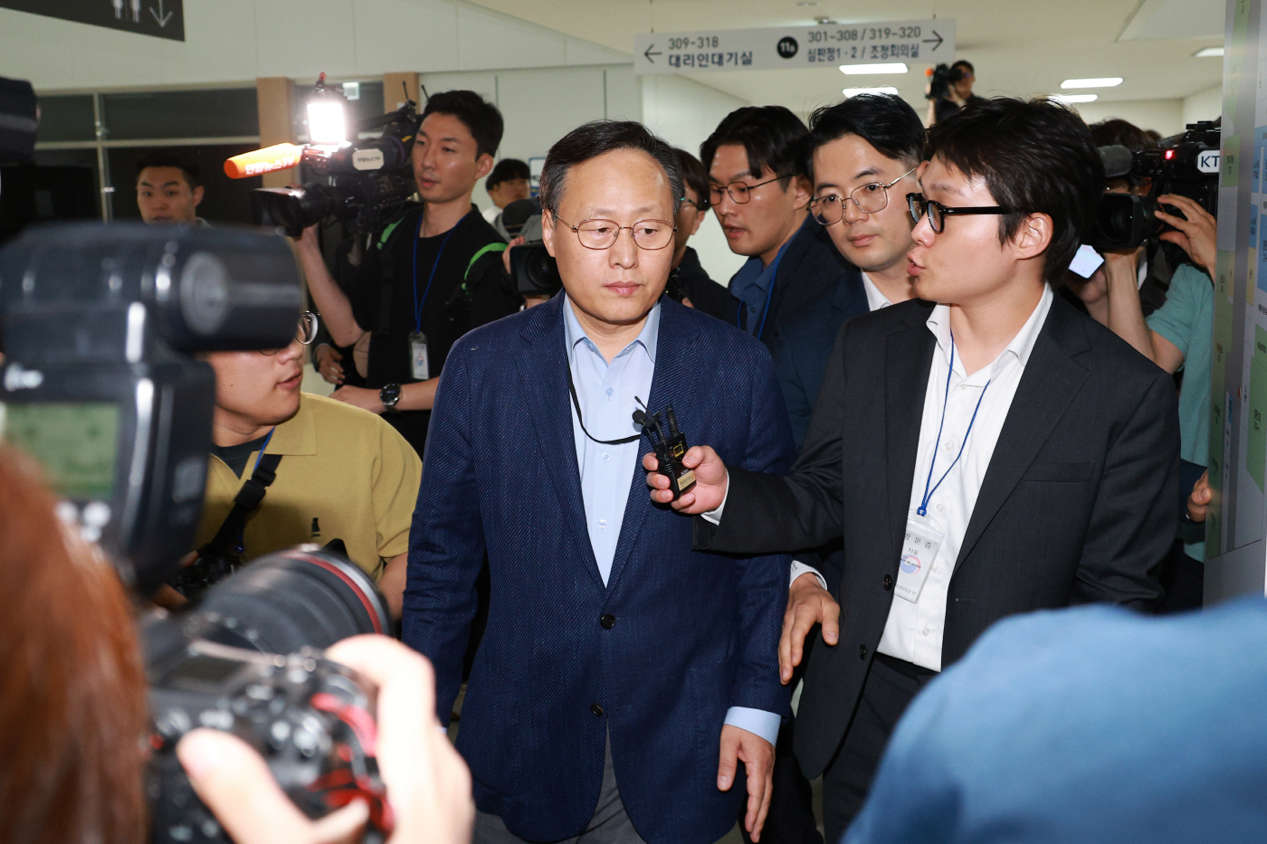 회의 마치고 이동하는 여명구 사측 대표교섭위원<YONHAP NO-5753>