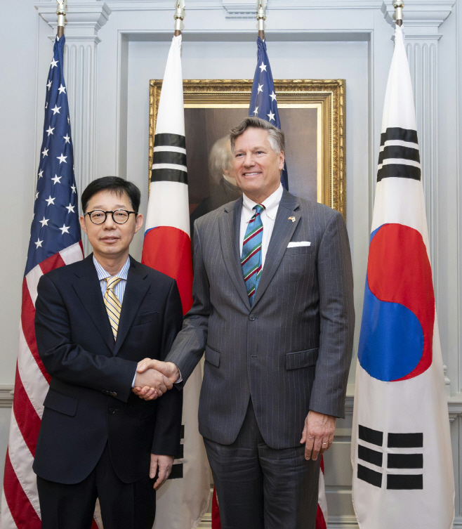 악수하는 박윤주 외교부 1차관과 크리스토퍼 랜도 국무부 부장관