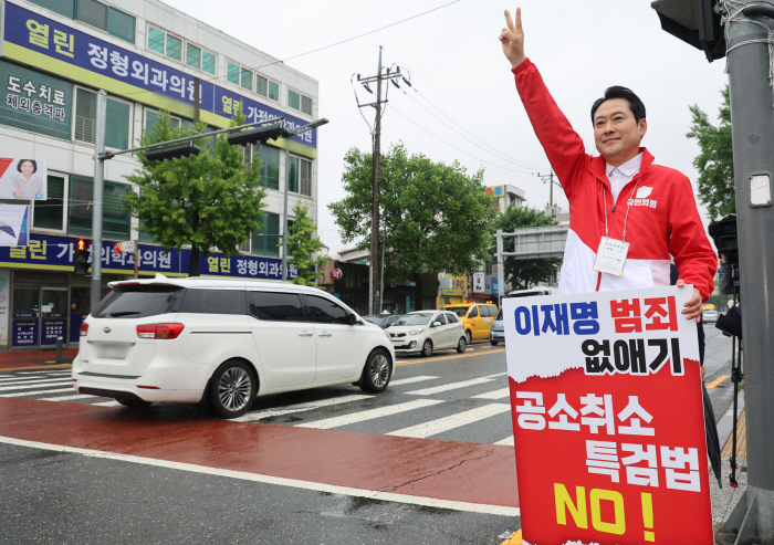 출근길 시민들 향해 인사하는 장동혁 대표<YONHAP NO-3132>