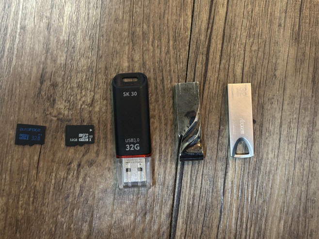 사진2(장부가 저장된 USB)