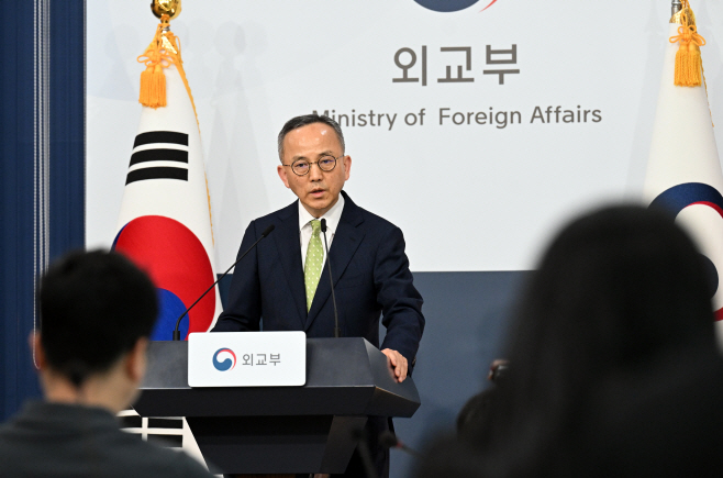 취재진 질문에 답변하는 박일 대변인